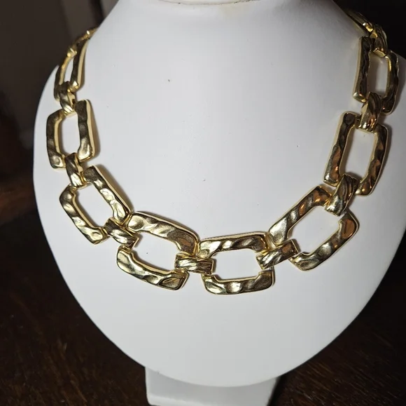 Vintage gold tone hammered square bold statement necklace. - Picture 5 of 11